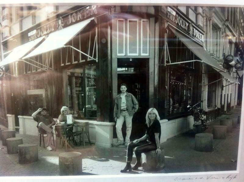 Een vroege zwart-witfoto van Jolly Joker op de hoek van de Nieuwmarkt
