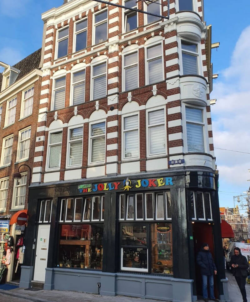 Het historische hoekpand van coffeeshop Jolly Joker aan de Nieuwmarkt in Amsterdam
